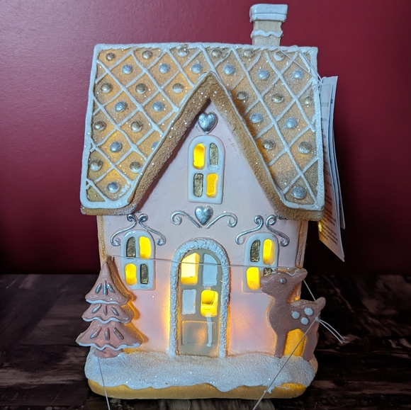 ❌SOLD❌Pastel "Pinkmas" Light Up 💡 Gingerbread House - Picture 3 of 10
